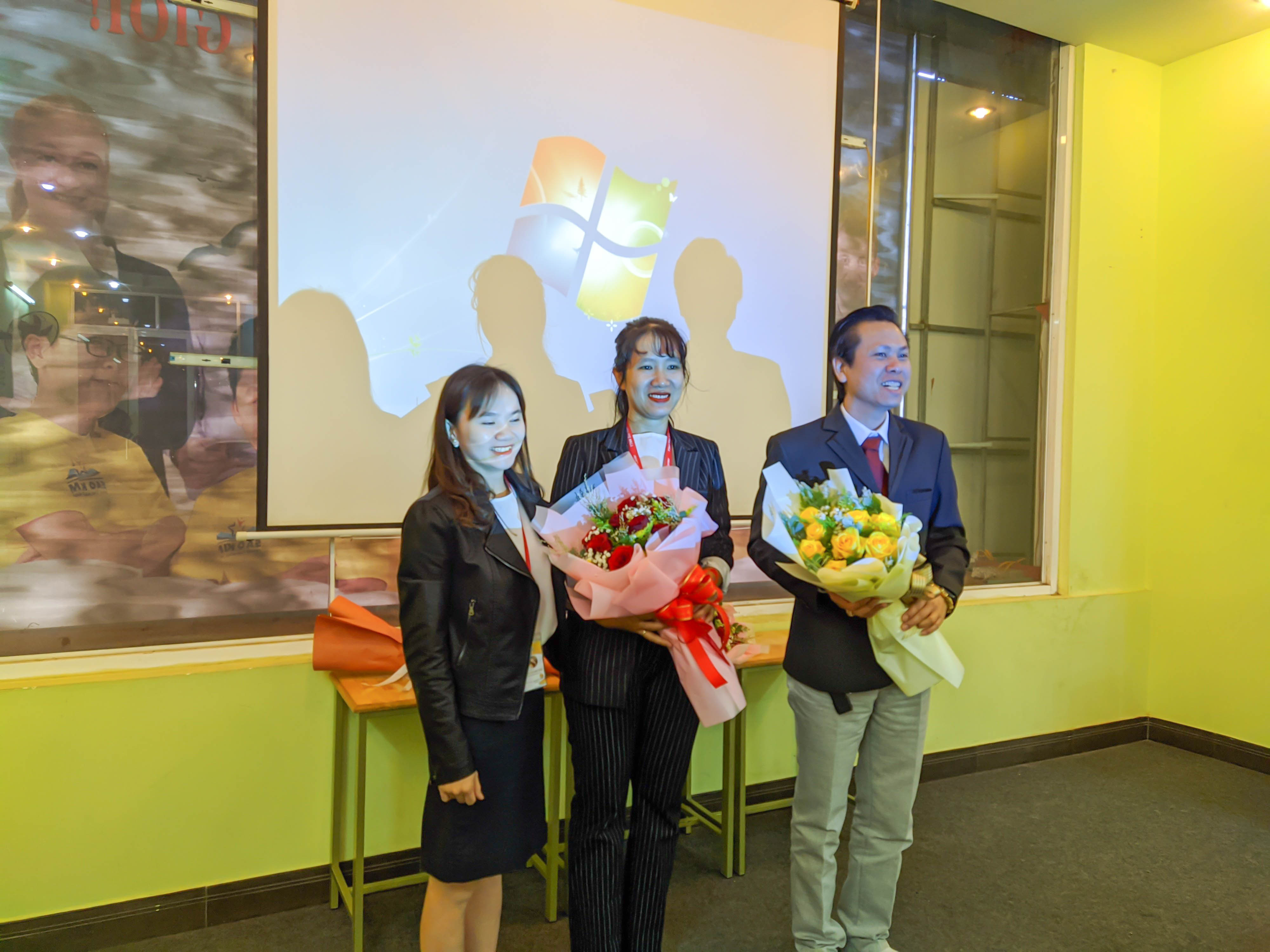 Bà Đặng Thị Diệu Uyên thay mặt nhân viên tặng hoa cho Ban lãnh đạo VENUS